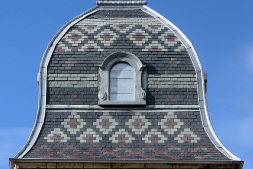 Détail du motif de tuiles du clocher de l'église de Bouclans, photo Y. Bessero