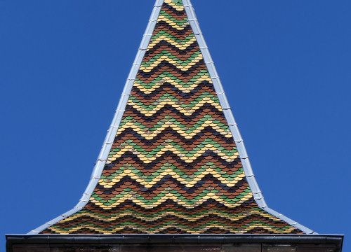 Détail du motif de tuiles de l'église de Corravillers, photo Y. Bessero
