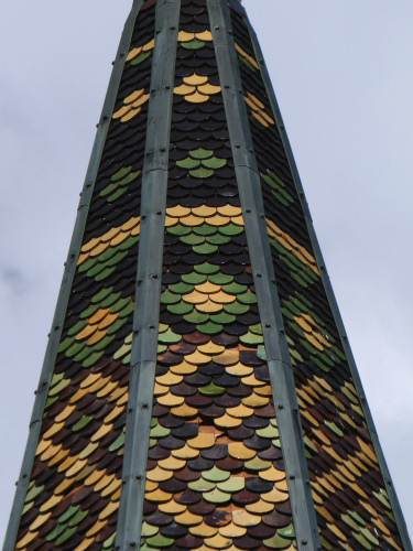 Détail du motif de tuiles de l'église de Crançot, photo Y. Bessero