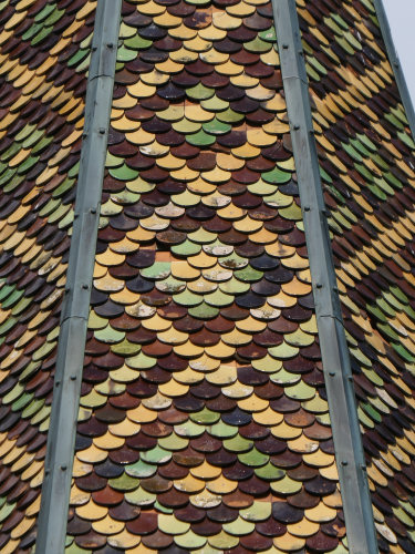Détail du motif de tuiles de l'église de Crançot, photo Y. Bessero
