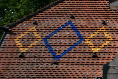 Toiture de tules vernissées à Delle, photo Y Bessero