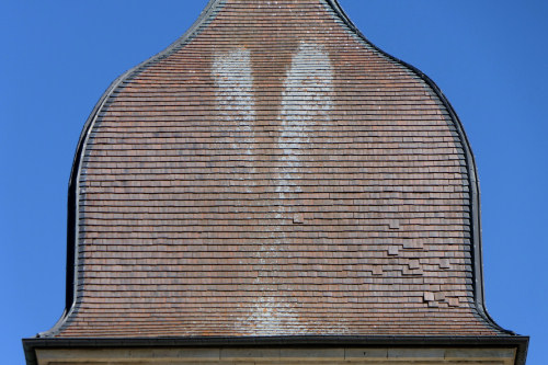 Détail de la couverture de tuiles du clocher de Dommartin, photo Y. Bessero