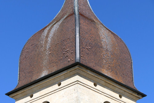 Détail de la couverture de tuiles du clocher de Dommartin, photo Y. Bessero