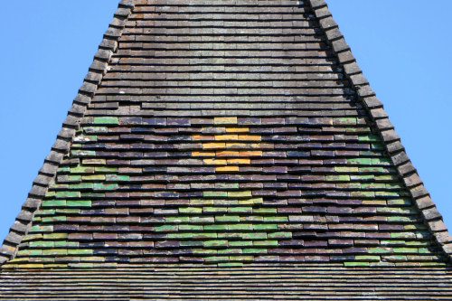 Détail du motif de tuiles du clocher de l'église de Ladoye-sur-Seille, photo Y. Bessero