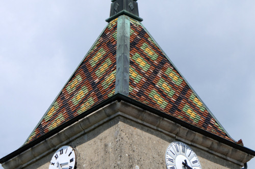 Détail du motif de tuiles de l'église de Le Fied, photo Y. Bessero