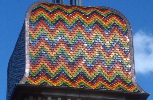 Détail du motif de tuiles de l'église de Mélincourt, photo J.M. Coupriaux