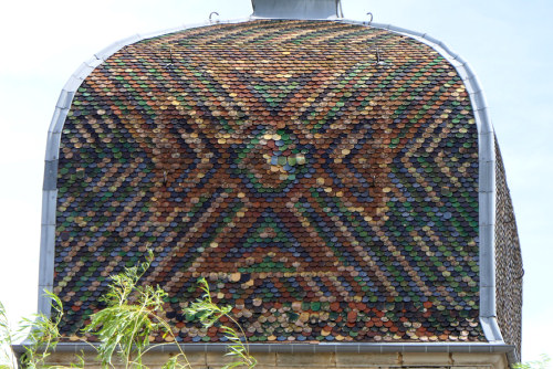 Détails du motif de tuiles vernissées du clocher de l'église de Montholier, photo Y. Bessero