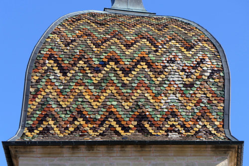 Détail du motif de tuiles du clocher de Montigny-lès-Cherlieu, photo Y. Bessero