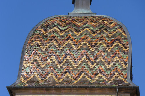 Détail du motif de tuiles du clocher de Montigny-lès-Cherlieu, photo Y. Bessero