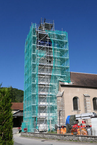 Le clocher de l'église de Quenoche en cours de restauration, photo Y. Bessero