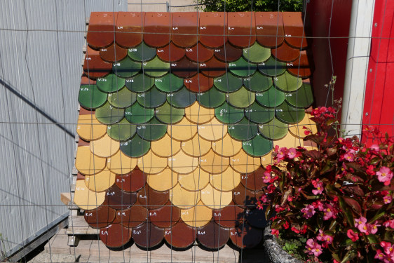 Présentation des tuiles du futur clocher de l'église de Quenoche, photo Y. Bessero