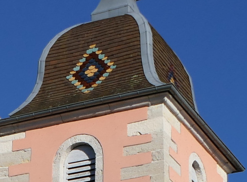 Détail du motif de tuiles du clocher de la mairie de Recologne-lès-Ray, photo Y. Bessero
