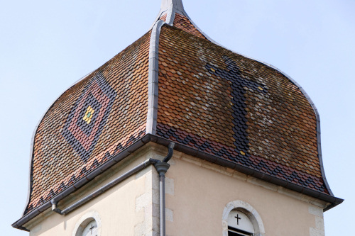 Détail du motif de tuiles du clocher de Villers-les-Bois, photo Y. Bessero