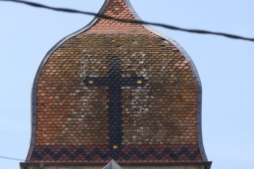 Détail du motif de tuiles du clocher de Villers-les-Bois, photo Y. Bessero